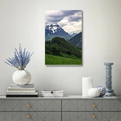 «Альпийский пейзаж в облачный день» в интерьере современной гостиной с голубыми деталями