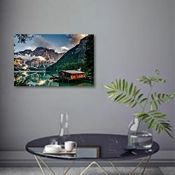 «Домик на озере высоко в горах» в интерьере современной гостиной в серых тонах