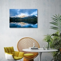 «Озеро с отражениями гор и неба» в интерьере современной гостиной с желтым креслом