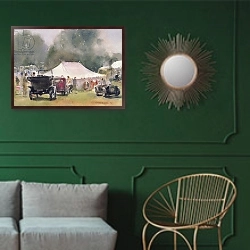 «Vintage Motor Rally, 1991» в интерьере классической гостиной с зеленой стеной над диваном