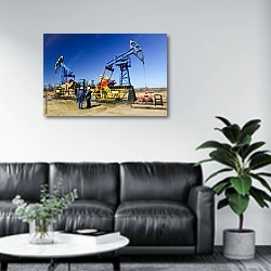 «Добыча нефти и газа» в интерьере офиса в зоне отдыха над диваном