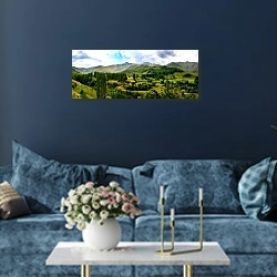 «Зеленая долина» в интерьере стильной синей гостиной над диваном