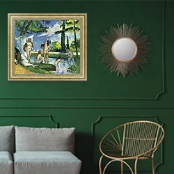 «Купание» в интерьере классической гостиной с зеленой стеной над диваном