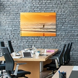«Серфер на фоне заката» в интерьере современного офиса с черной кирпичной стеной