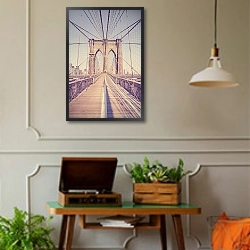 «Бруклинский мост, Нью-Йорк, США.» в интерьере комнаты в стиле ретро с проигрывателем виниловых пластинок