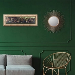 «Насилия над сабинянами» в интерьере классической гостиной с зеленой стеной над диваном