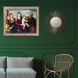 «Мадонна и младенец со Святыми» в интерьере классической гостиной с зеленой стеной над диваном