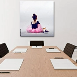 «Маленькая балерина и большие пуанты» в интерьере офиса над переговорным столом