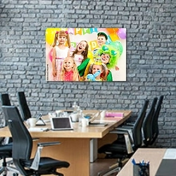 «День рождения с клоуном» в интерьере современного офиса с черной кирпичной стеной
