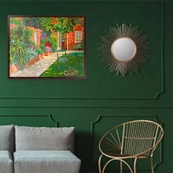 «Courtyard» в интерьере классической гостиной с зеленой стеной над диваном