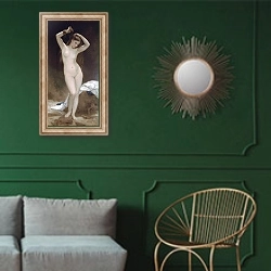 «Купальщица 5» в интерьере классической гостиной с зеленой стеной над диваном