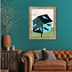 «Birdhouse for Swallows» в интерьере гостиной с зеленой стеной над диваном