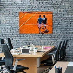 «Парный теннис» в интерьере современного офиса с черной кирпичной стеной