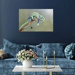 «Хамелеон ловит божью коровку» в интерьере современной гостиной в синем цвете