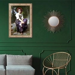 «Ручей 2» в интерьере классической гостиной с зеленой стеной над диваном