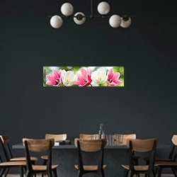 «Пять раскрытых тюльпанов» в интерьере столовой с темными стенами