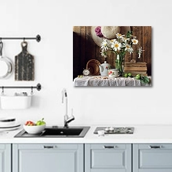 «Натюрморт в деревенском стиле с букетом ромашек.» в интерьере кухни над мойкой