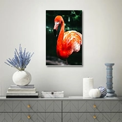 «Яркий красный фламинго» в интерьере современной гостиной с голубыми деталями