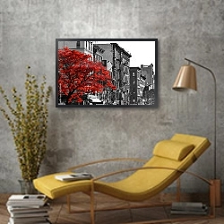 «Красное дерево на черно-белой улице Нью-Йорка» в интерьере в стиле лофт с желтым креслом