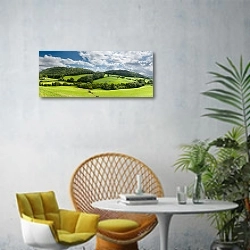 «Панорама Уэльса» в интерьере современной гостиной с желтым креслом