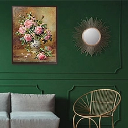 «A Medley of Pink Roses» в интерьере классической гостиной с зеленой стеной над диваном