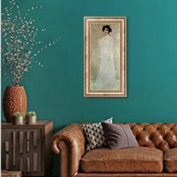 «Портрет Серены Ледерер» в интерьере гостиной с зеленой стеной над диваном