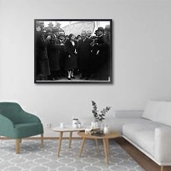 «История в черно-белых фото 129» в интерьере гостиной в скандинавском стиле с зеленым креслом