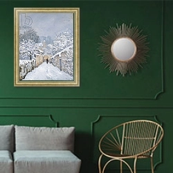 «Snow at Louveciennes, 1878» в интерьере классической гостиной с зеленой стеной над диваном