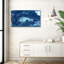 «Морские синие волны» в интерьере комнаты в скандинавском стиле над тумбой