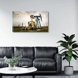 «Нефтедобыча 4» в интерьере офиса в зоне отдыха над диваном