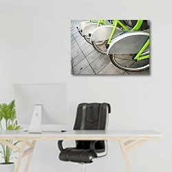 «Припаркованные велосипеды» в интерьере офиса над рабочим местом