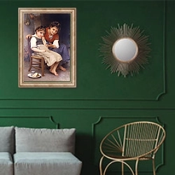«Обидчивая малышка» в интерьере классической гостиной с зеленой стеной над диваном