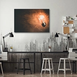 «Лампочка на деревянном столе» в интерьере офиса в стиле лофт