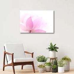 «Лепестки розового лотоса» в интерьере современной комнаты над креслом