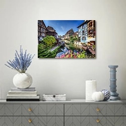 «Франция, Страсбург. Квартал Меленькая Венеция №1» в интерьере современной гостиной с голубыми деталями