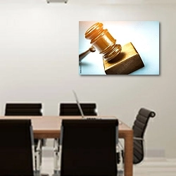 «Молоток судьи» в интерьере конференц-зала над столом