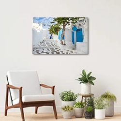 «Греция, Миконос, традиционная белая улица с синей дверью» в интерьере современной комнаты над креслом