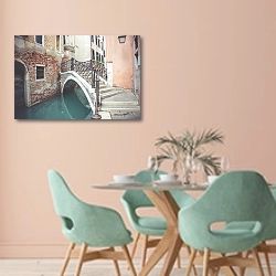 «Древняя венецианская улочка с мостом» в интерьере современной столовой в пастельных тонах