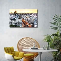«Мадрид, Испания» в интерьере современной гостиной с желтым креслом