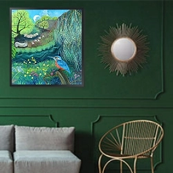 «Kingfisher 2018» в интерьере классической гостиной с зеленой стеной над диваном