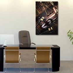 «Закон и справедливость» в интерьере офиса над столом начальника