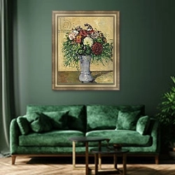 «Bouquet of Flowers in a Vase, c.1877» в интерьере гостиной с зеленой стеной над диваном