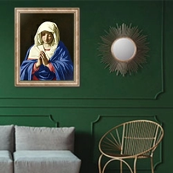 «Дева Мария в молитве» в интерьере классической гостиной с зеленой стеной над диваном