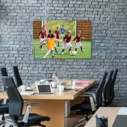 «Юная футбольная команда» в интерьере современного офиса с черной кирпичной стеной