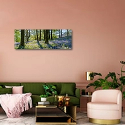 «Колокольчики в лесу» в интерьере современной гостиной с розовой стеной