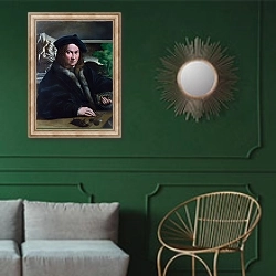 «Портерт коллекционера» в интерьере классической гостиной с зеленой стеной над диваном