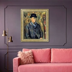 «Портрет сына» в интерьере гостиной с розовым диваном