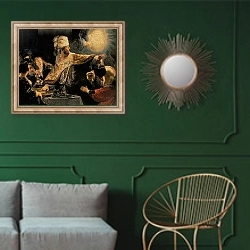 «Belshazzar's Feast c.1636-38» в интерьере классической гостиной с зеленой стеной над диваном