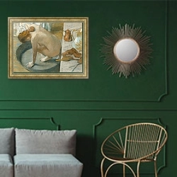 «The Tub, 1886» в интерьере классической гостиной с зеленой стеной над диваном