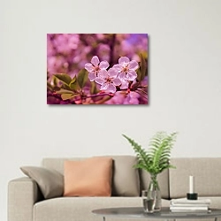 «Три цветущих цветок вишни» в интерьере современной светлой гостиной над диваном